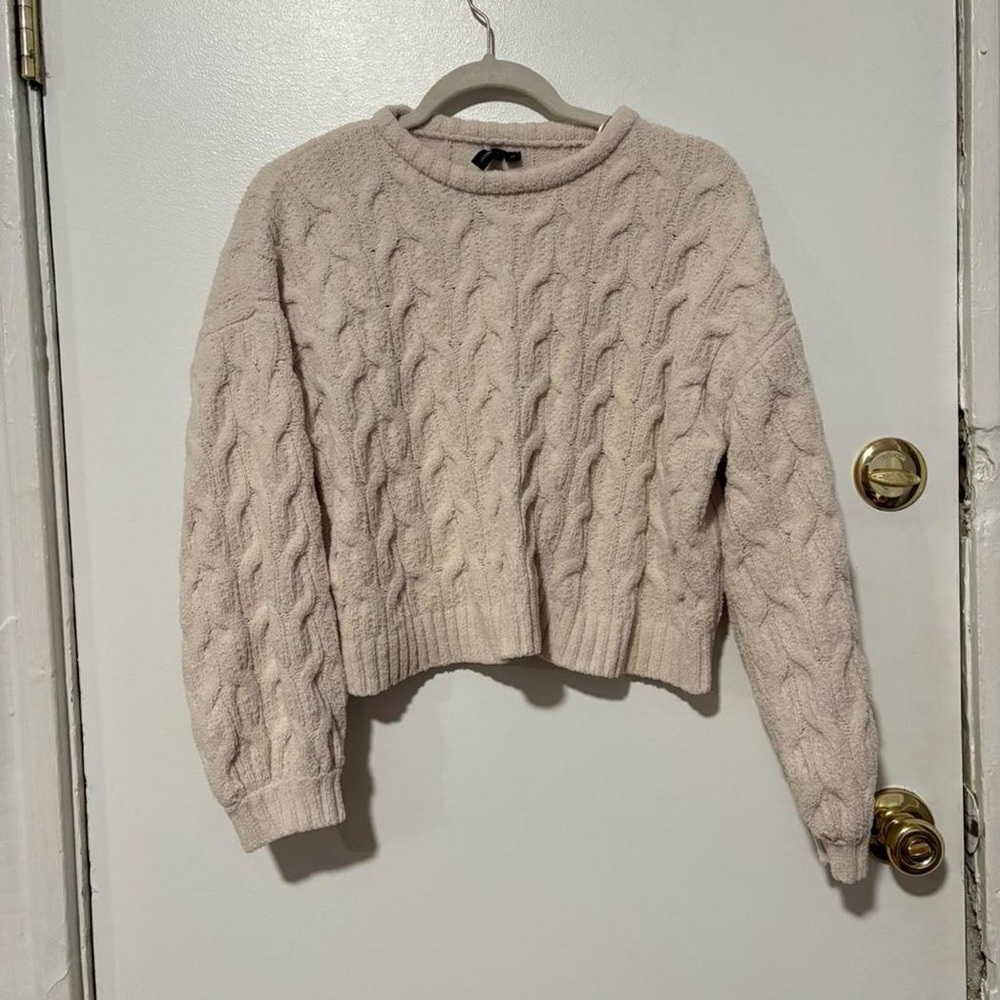 Cute cream slightly cropped cable knit sweater‎ super soft med